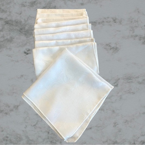 Damask White Oval Table Cover & Napkins Set - Picture 3 of 7